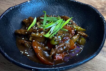 Свинина с овощами и спаржей в соусе черный перец