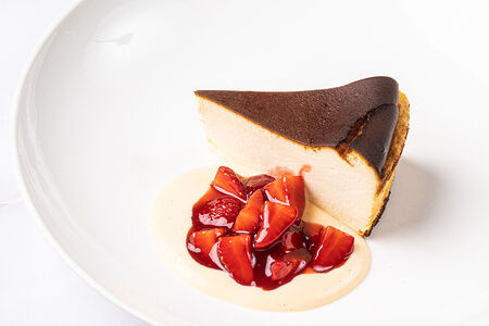 Баскский чизкейк с клубникой