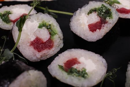 Ролл с тунцом и чукой