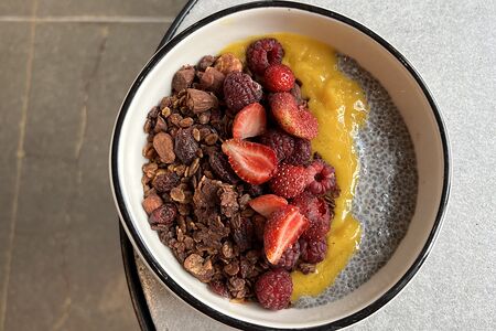 Чиа-боул с хрустящей гранолой и ярким манго из Biscuit house