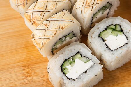 Ролл с опаленным кальмаром