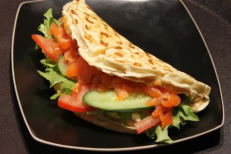 Тортилья с лососем на шпинатной вафле