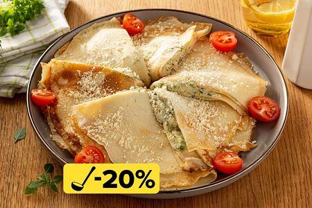 Большая порция блинчиков с сыром и зеленью