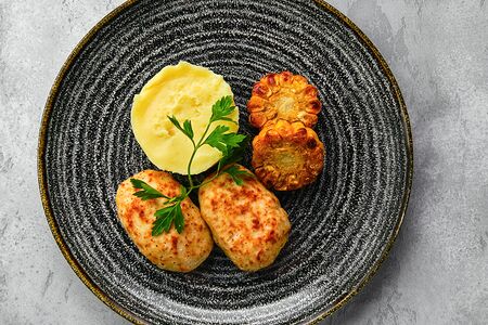 Бифштекс по-казачьи с картофельным пюре