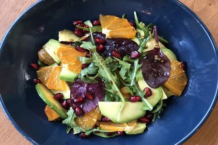 Салат из хурмы, авокадо и мандаринов с миксом салатов