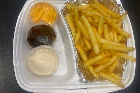 Большая картошка фри и соусы