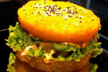 Суши-бургер с лососем