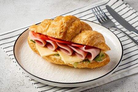 Круассан с ветчиной, томатами и сыром