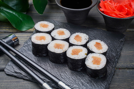 Ролл с лососем