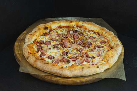 Пицца с охотничьими колбасками