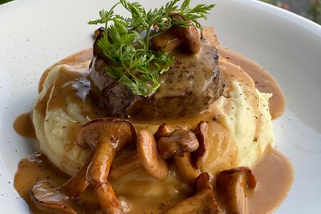 Говяжья вырезка с лисичками