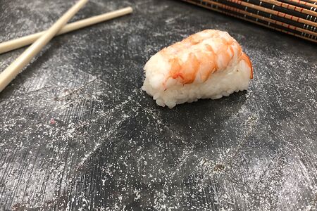 Суши с креветкой