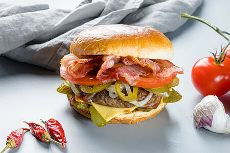 Бургер с перцем халапеньо и сыром чеддер