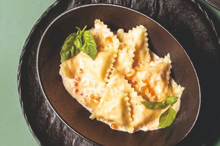 Равиоли с лососем в икорном соусе