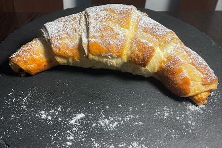 Круассан с вишней