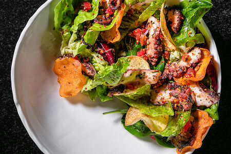 Салат с осьминогом и картофельными чипсами