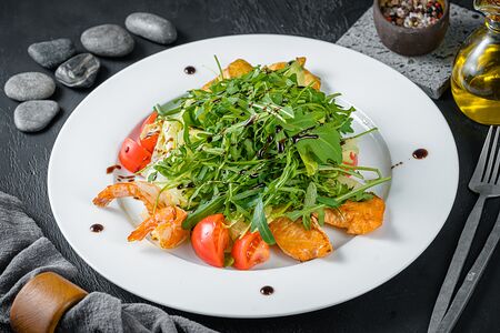 Теплый салат из рукколы с креветками