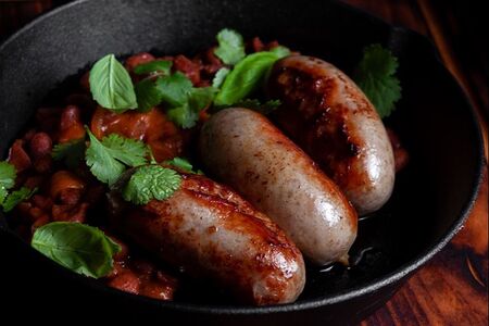 Колбаски с тушеной фасолью