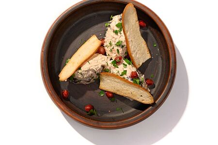 Салат с курицей, черносливом и грецким орехом