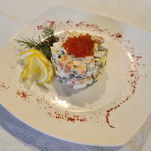 Салат Оливье с лососем и красной икрой