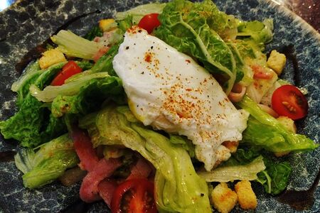 Салат с беконом и яйцом пашот