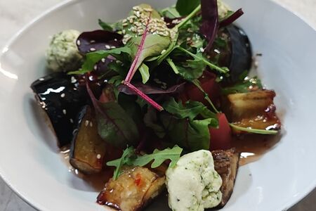 Салат с хрустящими баклажанами