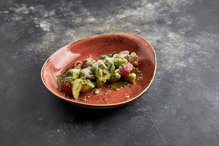 Авокадо на гриле с салатом из овощей