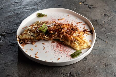 Омлет с беконом и овощной сальсой