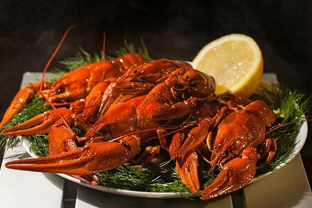 Королевские вареные раки в соусе песто