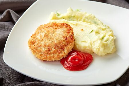 Куриная котлета с картофельным пюре