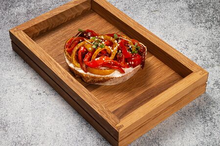 Брускетта перец гриль и вяленые томаты