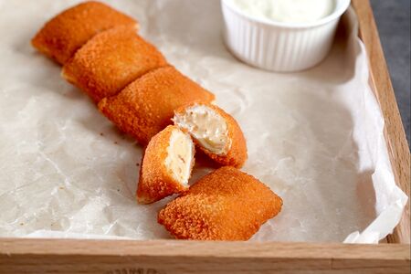 Сырные подушечки с томатами и моцареллой