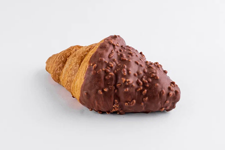 Круассан с шоколадом и орехами