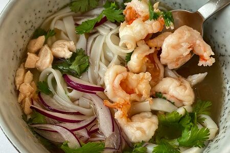 Бульон с морепродуктами, лососем и рисовой лапшой