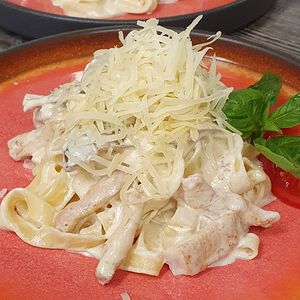 Феттуччине с грибами и курицей