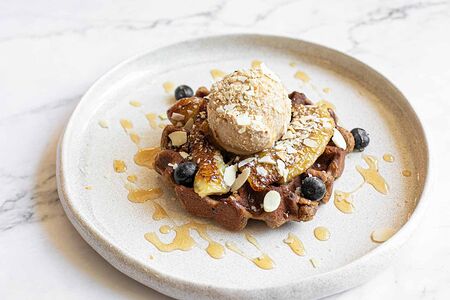 Миндальная вафля с жареным бананом