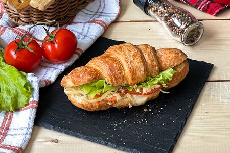 Круассан с цыпленком