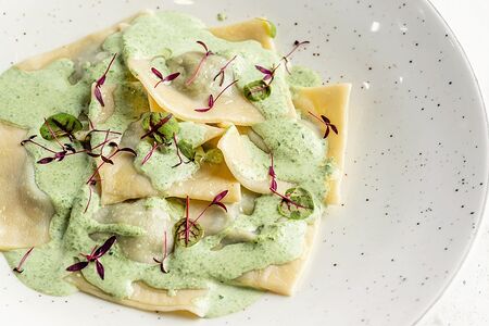 Равиоли с домашней рикоттой и шпинатом в зеленом соусе