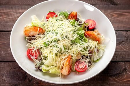 Салат Цезарь с креветками