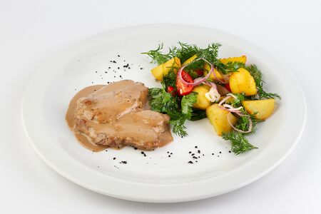 Стейк из свиной шеи с картофелем и миксом салатом