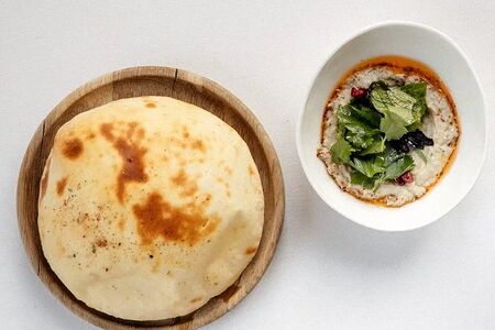 Бабагануш с кедровым орехом и питой