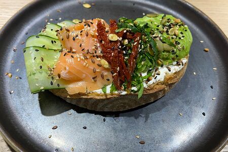 Тартин с авокадо и лососем