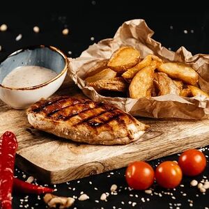 Стейк из куриной грудки с картофельными дольками
