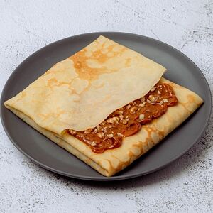 Блин с варёной сгущёнкой и грецким орехом