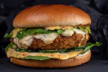 Бургер со шницелем из цыпленка