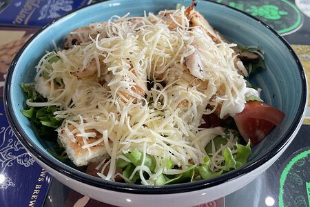 Салат Цезарь с креветками