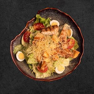Классический салат Цезарь с курицей триль