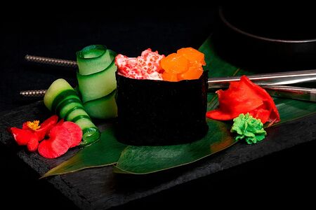 Гункан с лососем и лавой