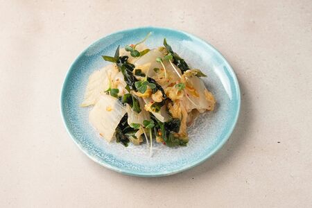 Пекинская капуста кимчи и водоросли вакамэ