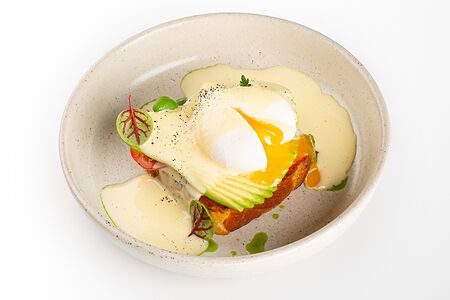 Бенедикт на бриоши с авокадо и голландским соусом